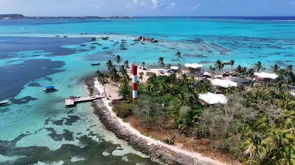 San Andres Akvaryumu, Karayip Adası Kolombiya. Turkuaz Su Karayiplerdeki Tropikal Plajı Okşar. Sahil Gökyüzü Sahil Kıyısı Yaz Zamanı. Sahil Sahil Sahili Panoramik.