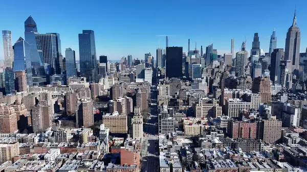 New York Skyline Manhattan 'da New York Birleşik Devletlerinde. Şehir merkezinin modern binalarla dolup taşması. Metropolitan Skyline Binaları Güzel. Bina Mimarlık Şirketi. Manhattan New York.