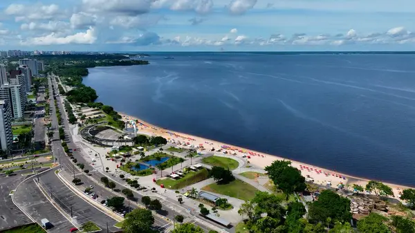 Manaus Amazonas Brezilya 'daki Ponta Negra Plajı. Kristal berrak sularla sersemletici sahilin havadan görünüşü. Cennet Adası Skyline Idyllic Güzeli. Cennet Adası Denizi. Manaus Amazonas.