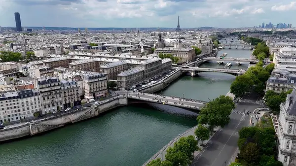 Paris 'teki Paris Skyline Fransa Adası' nda. Fransa 'nın başkentindeki Seine Nehri' nin nefes kesici manzarası. Altyapı Skyline Gökdelenleri çarpıcı. Altyapı Mimarlık Şirketi.