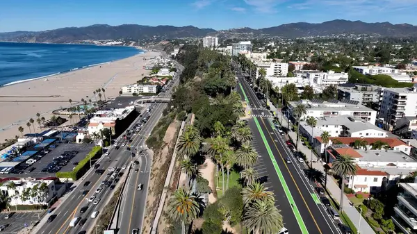 Santa Monica, Los Angeles, Kaliforniya Birleşik Devletleri. Şehir merkezinin modern binalarla dolup taşması. Shore Clouds Plaj Denizi. Shore Beach Sahili Sahil Hattı. Los Angeles California.
