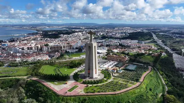 Lizbon 'daki Kral İsa. İnanılmaz Skysraper 'lar ve caddedeki trafik yukarıdan izleniyor. Şehir Gökyüzü Arkaplanı Kentsel. Açık Arkaplan Panoramik Şehir. Lizbon Portekiz.
