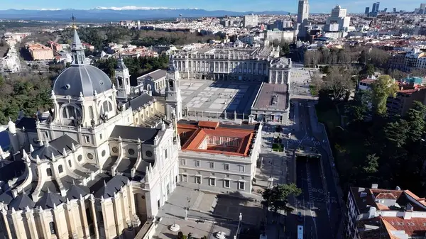 İspanya 'daki Kraliyet Sarayı. Yukardan bakıldığında hareketli bir şehirde ortaçağ binası. İş Bulutları Gökyüzü Şehir Merkezi. İş dünyası geniş çaplı. Madrid İspanya.