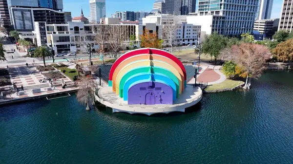 Orlando şehir merkezi, Orlando Florida Birleşik Devletleri. Yüksek binaları ve trafiği olan hareketli bir şehrin havadan görünüşü. Şehir Bulutları Gökyüzü Arkaplanı Şehir. Şehir dışındaki ünlü. Orlando Florida.