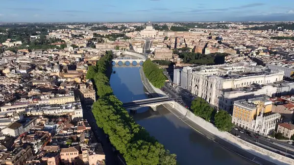 Roma 'da gökyüzü Lazio İtalya' da. Yukardan bakıldığında hareketli bir şehirde ortaçağ binası. Metropolitan Manzara Gökdelenleri. Güzel. Metropolitan Şehir. Roma Lazio.