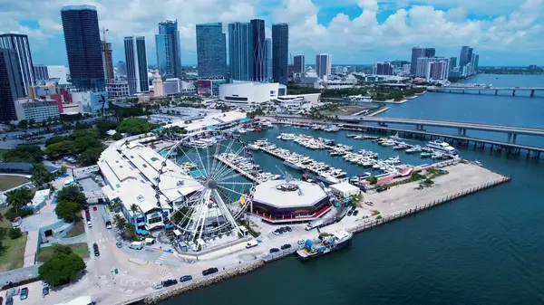 Miami Skyline, Florida Birleşik Devletleri. Yüksek katlı binaların ve şehir yaşamını gösteren trafik gösterilerinin havadan görüntüsü. İş Bulutları Gökyüzü Şehir Merkezi. İş dünyası geniş çaplı. Miami Florida.