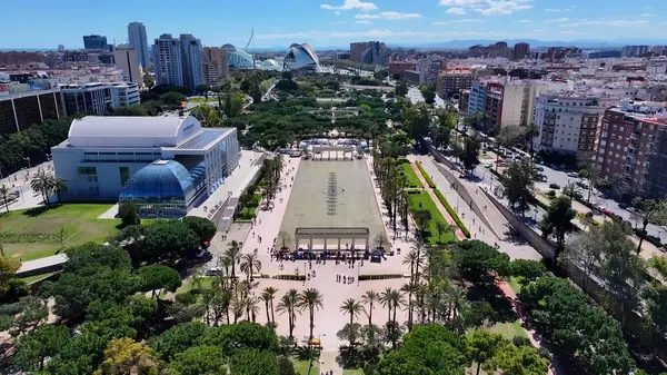 Valencia İspanya 'daki Turia Bahçeleri. Şehrin ünlü eğlence parkının nefes kesici hava manzarası. Metropolitan Manzara Gökdelenleri. Güzel. Metropolitan Şehir. Valencia İspanya.