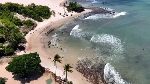Rio Grande do Norte Brezilya 'daki Genipabu Plajı. Turkuaz Okyanus Dalgaları Tropik Sahile Yavaşça Çarpıyor. Horizon Sahili Denizi kıyısında. Deniz kenarı seyahati. Ekstremoz Rio Grande do Norte.