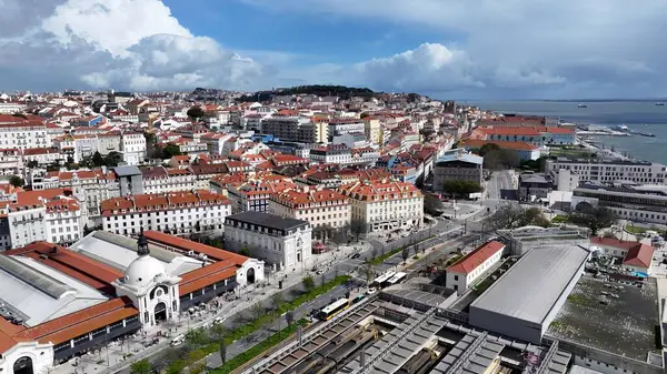 Lizbon 'daki Lizbon Skyline. Yukarıdan canlı bir şehrin telaş ve koşuşturmasını yakalamak. Şehir Gökyüzü Arkaplanı Kentsel. Şehir merkezinin yukarısında. Lizbon Portekiz.