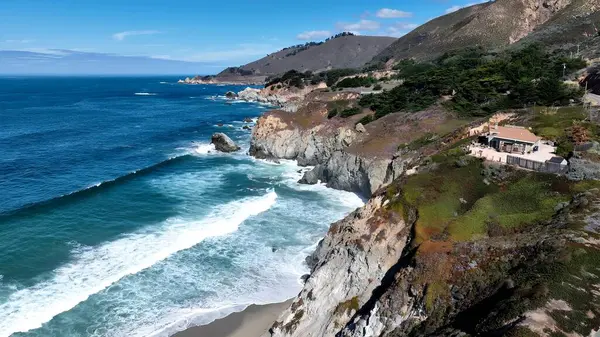 1. Kaliforniya otobanındaki sahil kayalıkları. Pasifik Sahil Otobanı 'ndaki Kaliforniya Büyük Sur plajları. Horizon Sahili Denizi kıyısında. Shore Seaside Panning Wide 'da. 1. Otoyol Kaliforniya.
