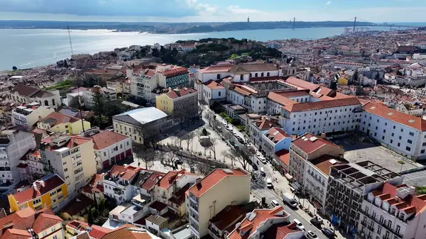 Lizbon 'daki Lizbon Skyline. Şehir merkezinin modern binalarla dolup taşması. Şehir merkezindeki iş dünyası. Şehir merkezinin dışında Panning Wide 'da. Lizbon Portekiz.