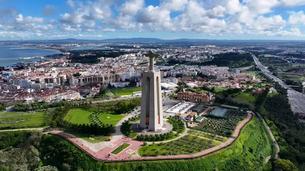 Lizbon 'un Almada bölgesindeki Kral İsa. Ünlü İsa 'nın nefes kesici görüntüsü, Kurtarıcı. Şehir Gökyüzü Arkaplanı Kentsel. Şehir merkezinin yukarısında. Lizbon Almada Bölgesi.