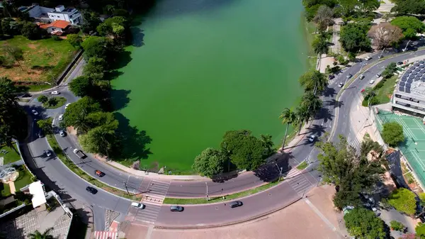 Pampulha Gölü, Belo Horizonte Minas Gerais Brezilya. Şehrin çarpıcı ikonik eğlence parkının kuş bakışı görüntüsü. Metropolitan Manzara Gökdelenleri. Güzel. Metropolitan Şehir.