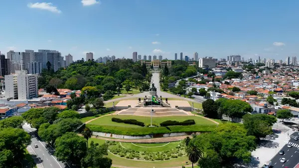 Ipiranga Müzesi Independence Park Sao Paulo Brezilya 'da. Şehrin ünlü eğlence parkının nefes kesici hava manzarası. İş Bulutları Gökyüzü Şehir Merkezi. Arkaplan Panoramik Şehir.