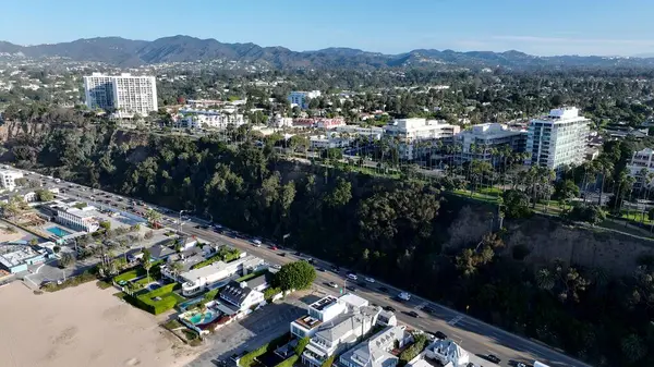 Santa Monica, Los Angeles, Kaliforniya Birleşik Devletleri. Yukarıdan canlı bir şehrin telaş ve koşuşturmasını yakalamak. Şehir merkezindeki İş Gökyüzü Arkaplanı. Şehir Merkezi Panoramik Şirketi.