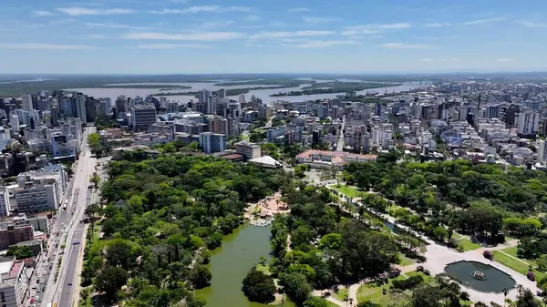 Porto Alegre Skyline In Porto Alegre Rio Grande Do Sul Brazil. Şehir Skyline Modern ve Geleneksel Mimariyi Gösteriyor. İş Bulutları Gökyüzü Şehir Merkezi. Geniş İş Döndürme.