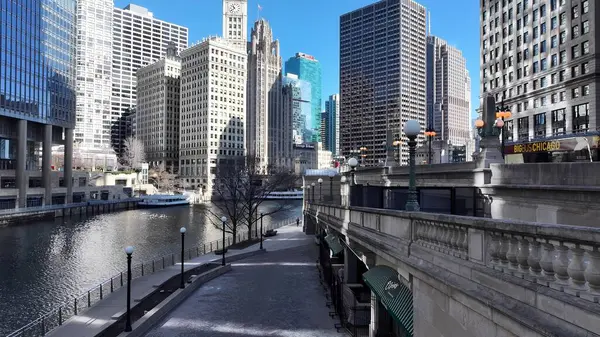 Chicago Riverwalk, Chicago Illinois Birleşik Devletleri. Yüksek binaları ve trafiği olan hareketli bir şehrin havadan görünüşü. Şehir merkezinde Gökyüzü Bulutları. Şehir merkezinin dışında. Ünlü..