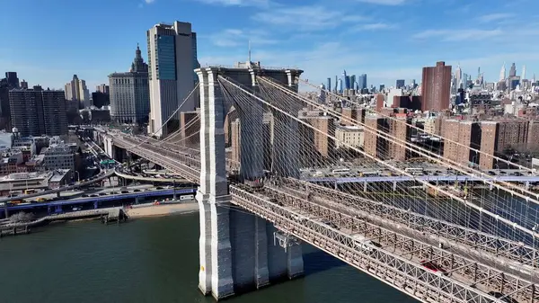 Manhattan 'daki Brooklyn Skyline New York Birleşik Devletleri. Karşıdan karşıya geçen arabalarla süspansiyon köprüsünün kuşbakışı görüntüsü. Metropol Manzarası Panoramik Şehir Manzarası Güzel. Kentsel Panoramik Şehir Görünümü.