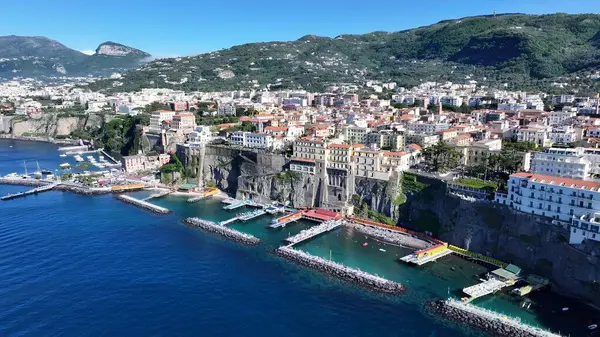 Sorrento 'da Sorrento Sahili, Napoli İtalya. Şehir merkezinin modern binalarla dolup taşması. Cennet Peyzajı Gezgin Şehveti. Cennet Sahili. Sorrento Napoli.