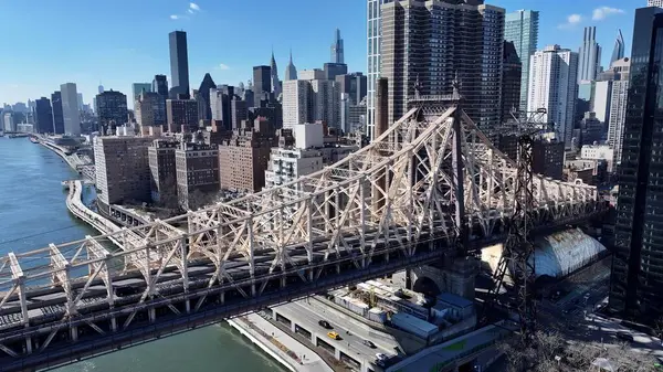 New York Skyline Manhattan 'da New York Birleşik Devletlerinde. Ünlü Köprü 'de şehir merkezine doğru giden arabalar. İş Bulutları Gökyüzü Şehir Merkezi. İş dünyası geniş çaplı. Manhattan New York.