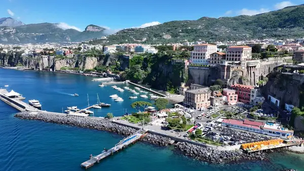 Sorrento 'da Sorrento Sahili, Napoli İtalya. Büyüleyici Tropikal Sahne Sahnesi Yukarıdan Görünüyor. Cennet Adası Manzarası Minnettar Güzel. Yaz zamanı Grateful Coast. Sorrento Napoli.