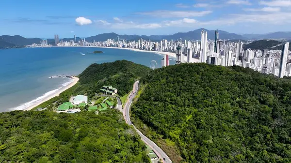 Balnear io Camboriu Skyline Balnear io Camboriu Santa Catarina Brezilya 'da. Şehrin Skyline 'ına hükmeden dönme dolabın havadan görünüşü. İş Bulutları Gökyüzü Şehir Merkezi. Arkaplan Panoramik Şehir.