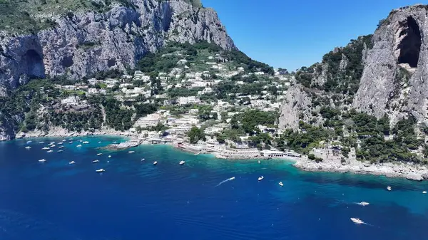 Napoli Campania İtalya 'daki Capri Adası. Yüksek binaları ve trafiği olan hareketli bir şehrin havadan görünüşü. Horizon Sahili Denizi kıyısında. Açık Sahil Panoramik. Napoli Campania.