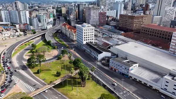 Porto Alegre 'deki şehir merkezi Rio Grande Do Sul Brazil. Şehir Caddelerini birbirine bağlayan çevre yolunun şehir hayatı manzarası. İş Bulutları Gökyüzü Şehir Merkezi. Arkaplan Ünlü.