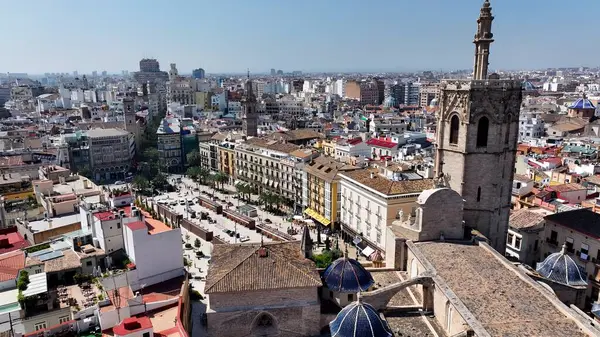 Valencia Katedrali Valencia Valence Topluluğu İspanya. Şehirdeki ünlü kilisenin nefes kesici manzarası. Şehir Gökyüzü Arkaplanı Kentsel. Açık Arkaplan Panoramik Şehir.