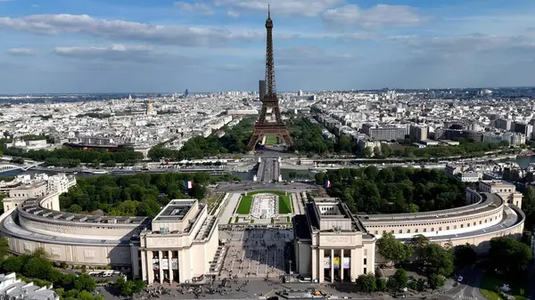 Fransa 'nın Paris Adası' ndaki Eyfel Kulesi. Paris Skyline turizm simgeleri ve binalarla çevrili. Şehir Gökyüzü Bulutları Şehir Arkaplanı. Şehir merkezinde Geniş Arkaplan.