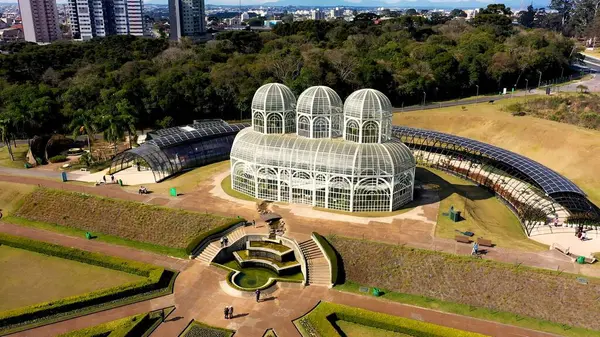 Curitiba Parana Brezilya 'daki Botanik Bahçesi. Muhteşem kır manzarası. Çiftlik ve Orman Ağaçları yakınında. Şehir Gökyüzü Arkaplanı Kentsel. Açık Arkaplan Panoramik Şehir. Curitiba Parana.