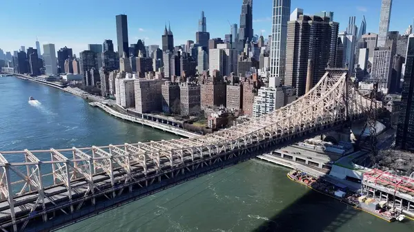 New York Skyline Manhattan 'da New York Birleşik Devletlerinde. Şehir Skyline Modern ve Geleneksel Mimariyi Gösteriyor. Şehir Gökyüzü Arkaplanı Kentsel. Açık Arkaplan Panoramik Şehir. Manhattan New York.