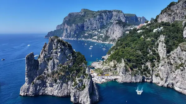Napoli Campania İtalya 'da Capri Skyline. Bereketli bir tropikal sahil manzarasının nefes kesici görüntüsü. Sahil Gökyüzü Sahil Kıyısı Yaz Zamanı. Deniz kenarındaki panoramik. Napoli Campania.