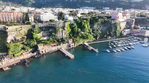 Sorrento, İtalya 'da Sorrento Sahili' nde gün batımı. Turkuaz Okyanus Dalgaları Tropik Sahile Yavaşça Çarpıyor. Sunrise Sky Clouds Plaj Denizi. Sunrise Beach City 'de. Sorrento Napoli.