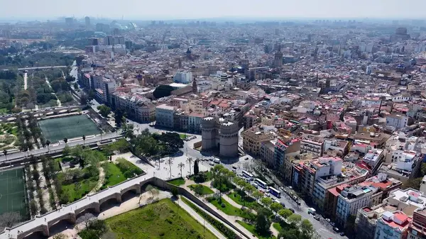 Valencia İspanya 'daki Serranos Kuleleri. Gökdelenleri Şehir Merkezi Şehir Yaşamını Yansıtıyor. Metropolitan Skyline Binaları Güzel. Bina Mimarlık Şirketi. Valencia İspanya.