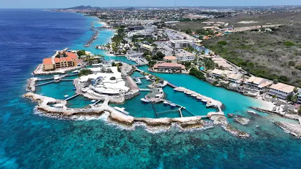 Willemstad Hollanda 'daki Deniz Akvaryumu Curacao. Kristal berrak sularla sersemletici sahilin havadan görünüşü. Cennet Adası Manzarası Minnettar Güzel. Yaz Zamanı Minnettar Kıyı.