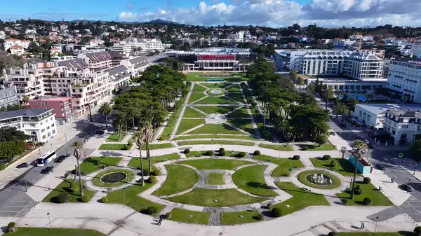Portekiz 'in Cascais Lizbon bölgesindeki Estoril Kumarhanesi. Şehrin çarpıcı ikonik eğlence parkının kuş bakışı görüntüsü. İş Bulutları Gökyüzü Şehir Merkezi. Arkaplan Ünlü.