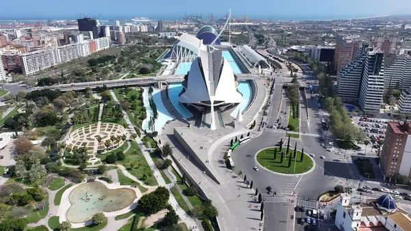 Valencia Valence Community İspanya 'daki Sanat Sarayı. Fütürist Gökdelen şehir merkezinin üzerinde yükseliyor. Şehir Gökyüzü Arkaplanı Kentsel. Şehrin yukarısında. Valencia Valence Topluluğu.