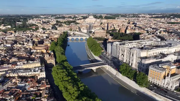 Roma 'da gökyüzü Lazio İtalya' da. İnanılmaz Skysraper 'lar ve caddedeki trafik yukarıdan izleniyor. İş Bulutları Gökyüzü Şehir Merkezi. İş dünyası geniş çaplı. Roma Lazio.