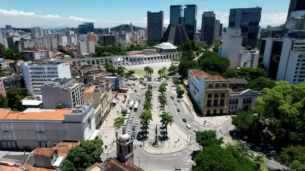 Rio de Janeiro Brezilya 'daki Lapa kemerleri. Gökdelenleri Şehir Merkezi Şehir Yaşamını Yansıtıyor. Endüstriyel Peyzaj Ticari Binası Güzel. Endüstriyel kasaba. Rio de Janeiro Brezilya.