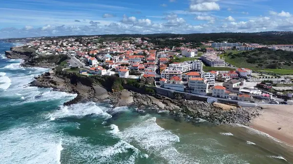Lizbon 'un Sintra bölgesindeki sahil köyü. Gökdelenleri Şehir Merkezi Şehir Yaşamını Yansıtıyor. Terk edilmiş Skyline Sezon Arzusu. Sezon Rıhtım Kıyısı.