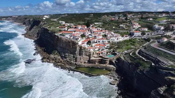 Azenhas, Lizbon 'un Sintra Bölgesi' ndeki Mar Plajı 'nda. Büyüleyici Tropikal Sahne Sahnesi Yukarıdan Görünüyor. Şehir Bulutları Gökyüzü Arkaplanı Şehir. Şehir dışındaki ünlü. Sintra Lizbon Bölgesi.