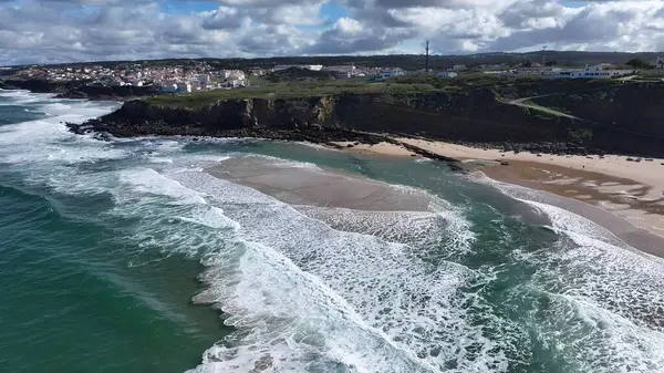 Lizbon 'un Sintra bölgesindeki Praia Grande Plajı. Büyüleyici Tropikal Sahne Sahnesi Yukarıdan Görünüyor. Sahil Gökyüzü Sahil Kıyısı Yaz Zamanı. Seaside Beach Panoramik. Lizbon Sintra Bölgesi.