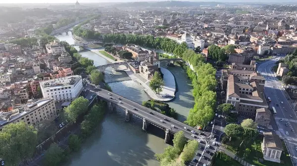 Roma 'da Günbatımı Roma silueti Lazio İtalya. Şehir merkezindeki Landmark Ortaçağ binasının havadan görünüşü. Şehir Gökyüzü Bulutları Aydınlatma Şehri. Kasaba Aydınlanması. Roma Lazio.