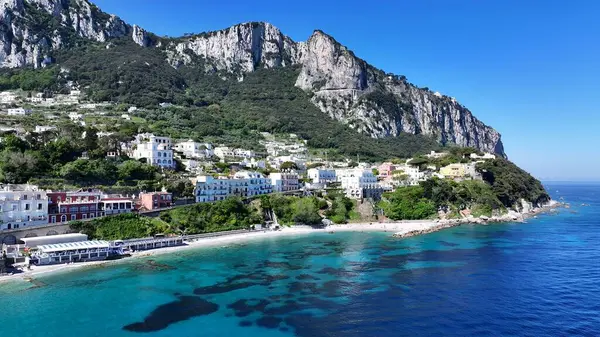 Napoli Campania İtalya 'daki Capri Adası. Büyüleyici Tropikal Sahne Sahnesi Yukarıdan Görünüyor. Sahil Bulutları Yaz mevsimi. Coast Outdoor Panning Wide 'da. Napoli Campania.