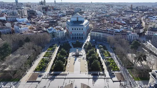 İspanya 'daki Kraliyet Sarayı. Yukardan bakıldığında hareketli bir şehirde ortaçağ binası. Şehir Bulutları Gökyüzü Arkaplanı Şehir. Şehir dışındaki ünlü. Madrid İspanya.