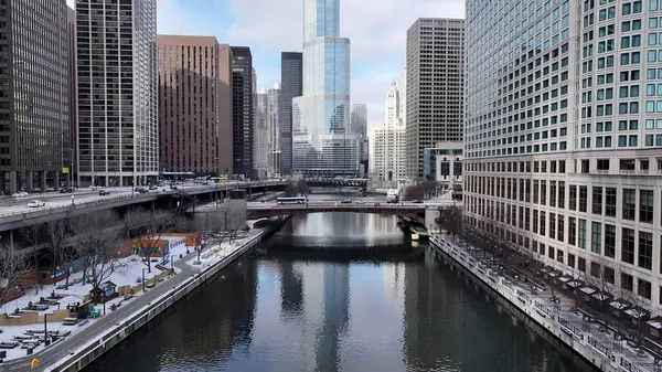 Chicago Riverwalk, Chicago Illinois Birleşik Devletleri. Kuşlar, sokaklar ve binalarla çarpıcı şehir manzarasına bakıyor. İnşaat Manzarası Panoramik Şehir Görünümü Meşgul. Panoramik Şehir Görünümü.