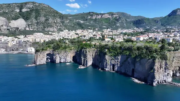 Sorrento Napoli 'deki Sorrento Plajı. Kristal berrak sularla sersemletici sahilin havadan görünüşü. Cennet Skyline Idyllic göz kamaştırıcı. Paradise Rıhtım Sahili. Sorrento Napoli.