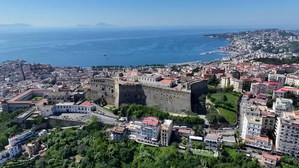 Napoli 'nin silueti Napoli Campania İtalya' da. Bereketli bir tropikal sahil manzarasının nefes kesici görüntüsü. Altyapı Skyline Panoramic City View Awesome. Altyapı Şehir Manzarası. Napoli Campania.