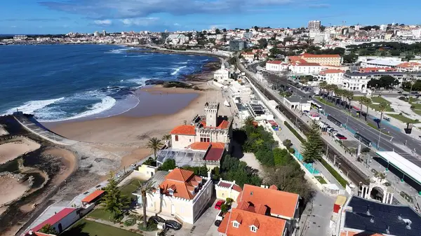 Portekiz 'in Cascais Lizbon bölgesindeki Tamariz Plajı. Bereketli bir tropikal sahil manzarasının nefes kesici görüntüsü. Metropol Manzarası Panoramik Şehir Manzarası Güzel. Kentsel Panoramik Şehir Görünümü.